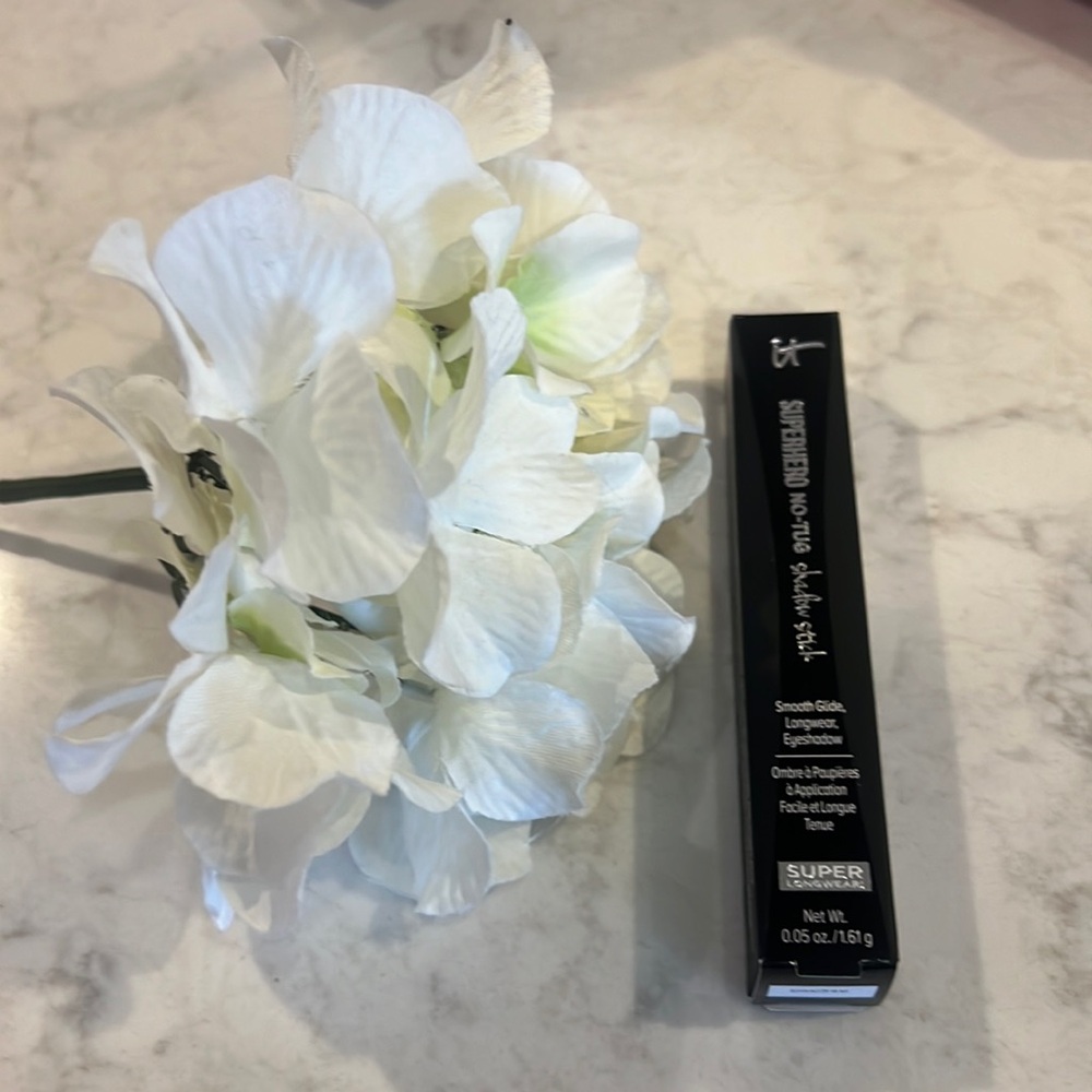 IT cosmetics Superhero No- Tug Shadow Stick